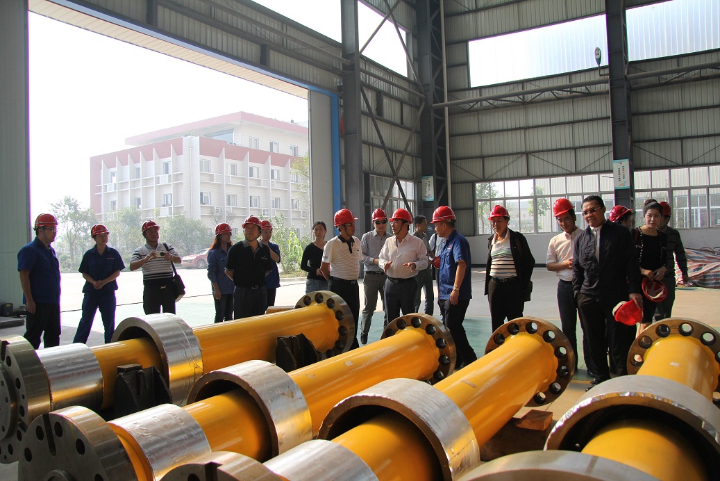 國(guó)外業(yè)主正在參觀(guān)公司水機(jī)主軸